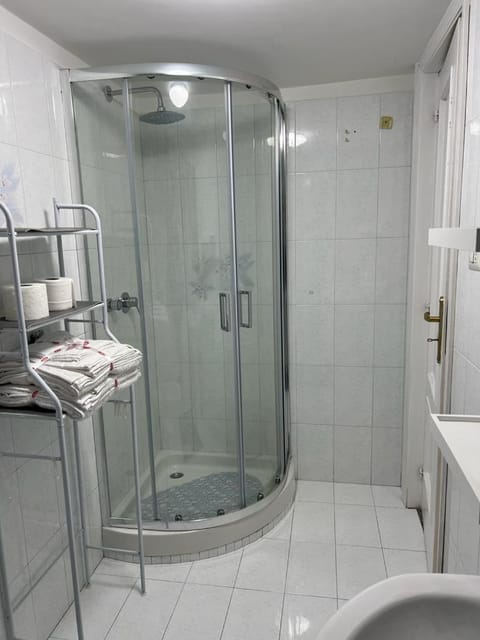 Shower, Bathroom, towels