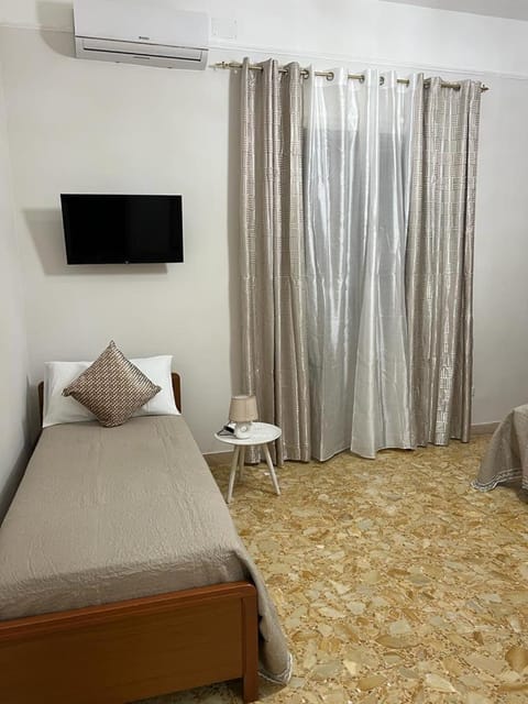 Bed, TV and multimedia, Photo of the whole room, Bedroom, air conditioner