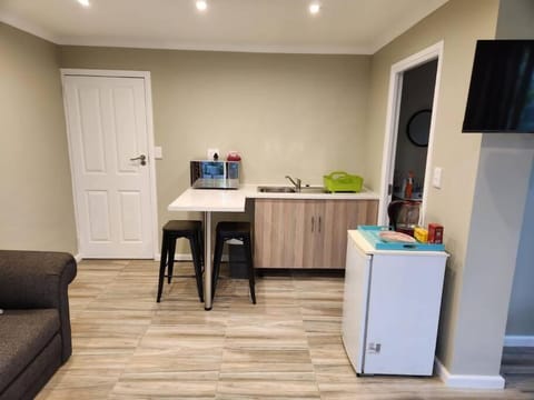 Coffee/tea facilities, Kitchen or kitchenette, Dining area, minibar