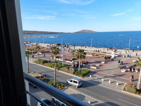 Nearby landmark, Neighbourhood, Natural landscape, Bird's eye view, Beach, City view, Lake view, Sea view, Street view, Location