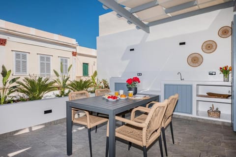 View (from property/room), Balcony/Terrace, Decorative detail, Dining area, City view, Mountain view, Street view