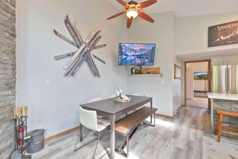 Windwood Alpine Townhome: Downtown Frisco Apartment in Frisco