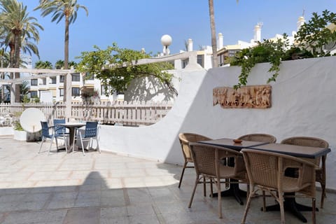 Property building, Balcony/Terrace, Living room