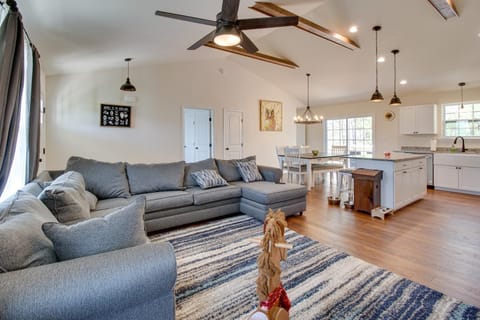 Near Lake Anna Gem with Saltwater Pool and Arcade! House in Lake Anna