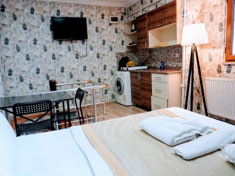 Bed, TV and multimedia, Kitchen or kitchenette, Dining area