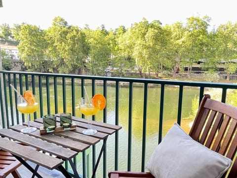 Natural landscape, View (from property/room), Balcony/Terrace, Balcony/Terrace, Dining area, River view