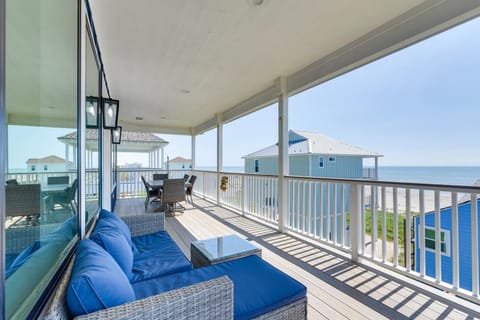 Ocean Views, Steps to Sand! Coastal Galveston Gem House in Galveston Island