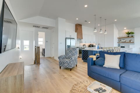 Ocean Views, Steps to Sand! Coastal Galveston Gem House in Galveston Island