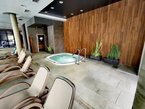 Hot Tub, Sauna, Seating area, Swimming pool