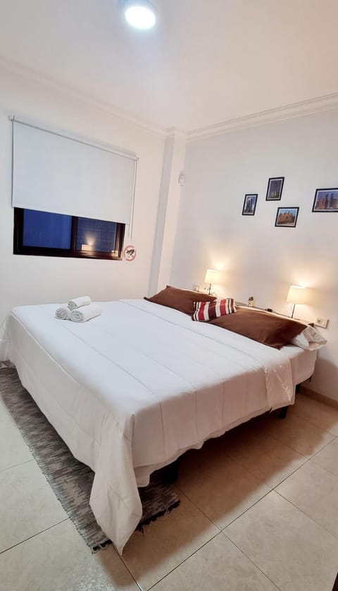 Bed, TV and multimedia, Photo of the whole room, Bedroom, towels