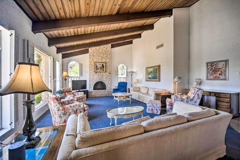 Hillside Manor House in Kerrville