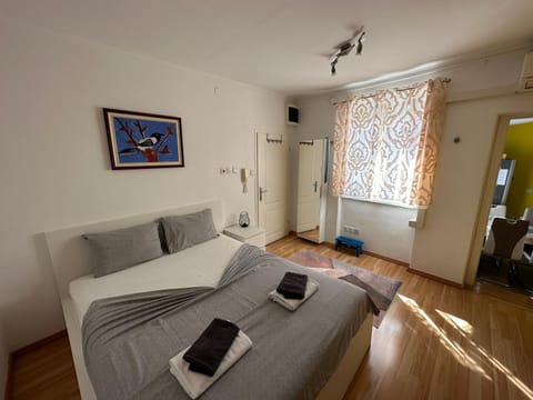 Bed, TV and multimedia, Bedroom