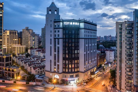 Property building, Night, Location