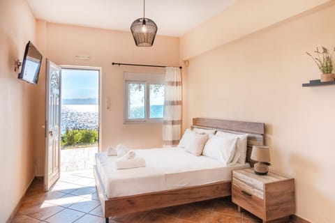 Bed, Summer, Garden, TV and multimedia, Photo of the whole room, Bedroom, Sea view, Location, children, towels, air conditioner