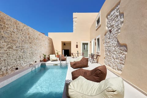 Property building, Patio, Day, Pool view, Swimming pool, Swimming pool