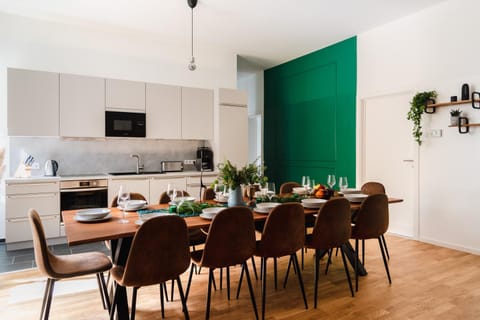 Kitchen or kitchenette, Living room, Seating area, Dining area, minibar, oven, pet friendly, stove
