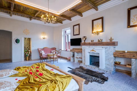 Bed, TV and multimedia, Living room, Photo of the whole room, Seating area, Bedroom, fireplace