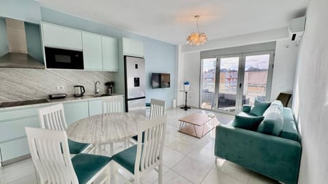 TV and multimedia, Kitchen or kitchenette, Living room, Seating area, Dining area, air conditioner