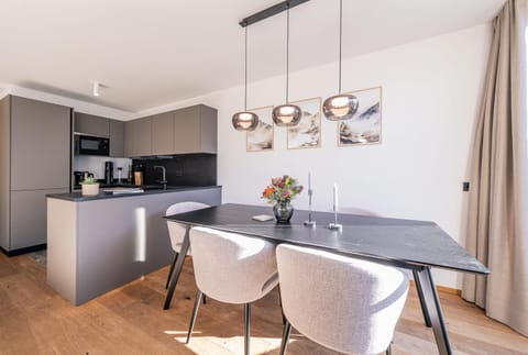 Kitchen or kitchenette, Dining area