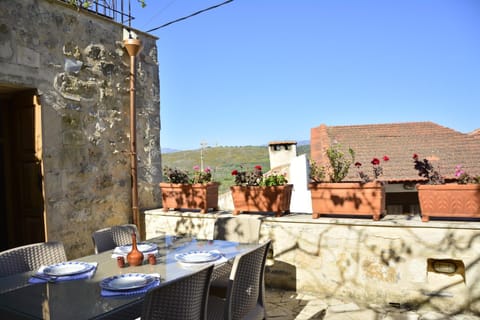 View (from property/room), Balcony/Terrace, Mountain view
