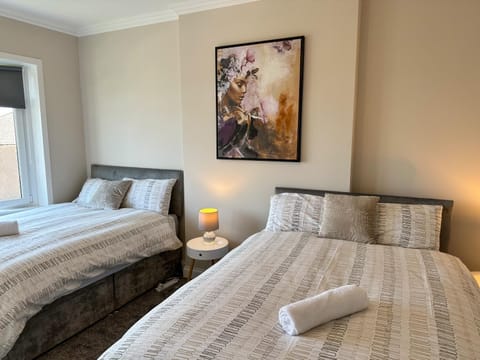 4 Bedrooms Homely House - Sleeps 6 Comfortably with 6 Double Beds,Glasgow, Free Street Parking, Business Travellers, Contractors, & Holiday-Goers, Near All Major Transport Links in Glasgow & City Centre, Perfect for Common Wealth Games 2026 Apartment in Glasgow