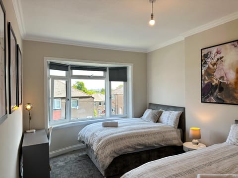 4 Bedrooms Homely House - Sleeps 6 Comfortably with 6 Double Beds,Glasgow, Free Street Parking, Business Travellers, Contractors, & Holiday-Goers, Near All Major Transport Links in Glasgow & City Centre, Perfect for Common Wealth Games 2026 Apartment in Glasgow