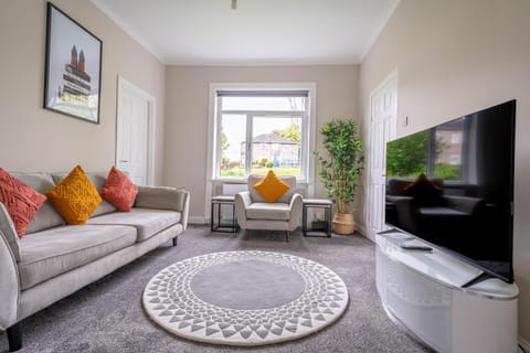 4 Bedrooms Homely House - Sleeps 6 Comfortably with 6 Double Beds,Glasgow, Free Street Parking, Business Travellers, Contractors, & Holiday-Goers, Near All Major Transport Links in Glasgow & City Centre, Perfect for Common Wealth Games 2026 Apartment in Glasgow