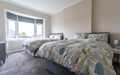 4 Bedrooms Homely House - Sleeps 6 Comfortably with 6 Double Beds,Glasgow, Free Street Parking, Business Travellers, Contractors, & Holiday-Goers, Near All Major Transport Links in Glasgow & City Centre, Perfect for Common Wealth Games 2026 Apartment in Glasgow