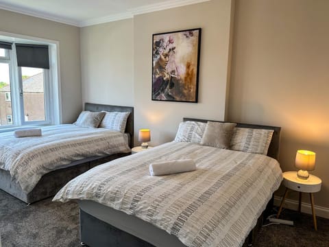 4 Bedrooms Homely House - Sleeps 6 Comfortably with 6 Double Beds,Glasgow, Free Street Parking, Business Travellers, Contractors, & Holiday-Goers, Near All Major Transport Links in Glasgow & City Centre, Perfect for Common Wealth Games 2026 Apartment in Glasgow