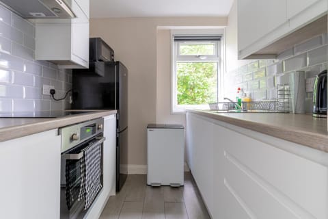 4 Bedrooms Homely House - Sleeps 6 Comfortably with 6 Double Beds,Glasgow, Free Street Parking, Business Travellers, Contractors, & Holiday-Goers, Near All Major Transport Links in Glasgow & City Centre, Perfect for Common Wealth Games 2026 Apartment in Glasgow