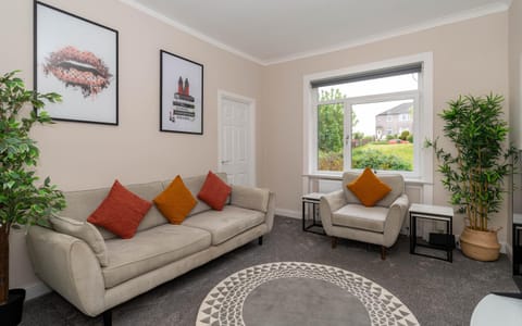 4 Bedrooms Homely House - Sleeps 6 Comfortably with 6 Double Beds,Glasgow, Free Street Parking, Business Travellers, Contractors, & Holiday-Goers, Near All Major Transport Links in Glasgow & City Centre, Perfect for Common Wealth Games 2026 Apartment in Glasgow