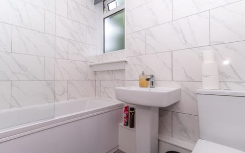 4 Bedrooms Homely House - Sleeps 6 Comfortably with 6 Double Beds,Glasgow, Free Street Parking, Business Travellers, Contractors, & Holiday-Goers, Near All Major Transport Links in Glasgow & City Centre, Perfect for Common Wealth Games 2026 Apartment in Glasgow