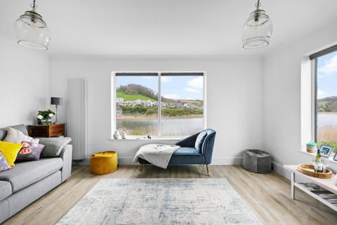 TV and multimedia, Living room, Seating area, Lake view