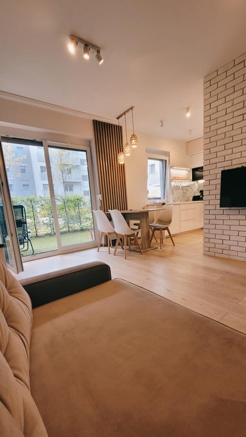 Communal lounge/ TV room, Bed, TV and multimedia, Living room, Photo of the whole room, Seating area, Evening entertainment
