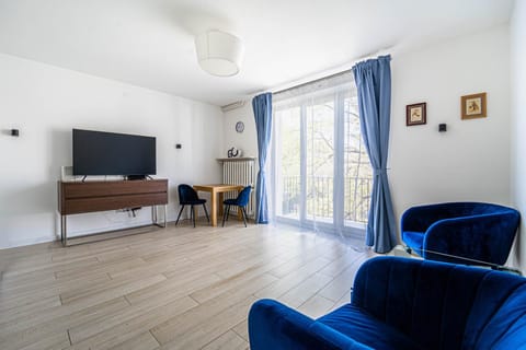 Communal lounge/ TV room, TV and multimedia, Living room, Seating area, Evening entertainment