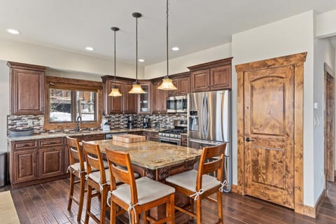 Kitchen or kitchenette, Dining area