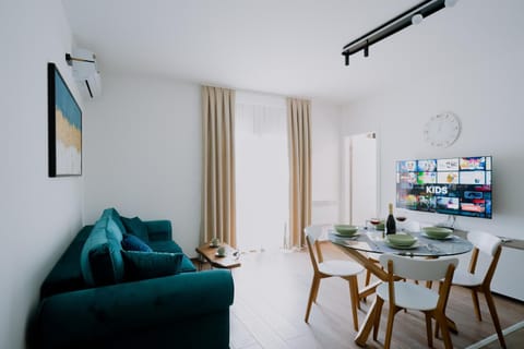 TV and multimedia, Living room, Seating area, Dining area