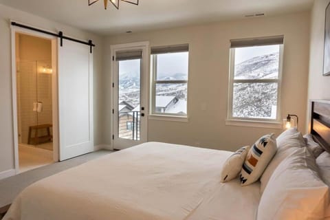 Pristine 3BR with Hot Tub 15min to Park City House in Hideout