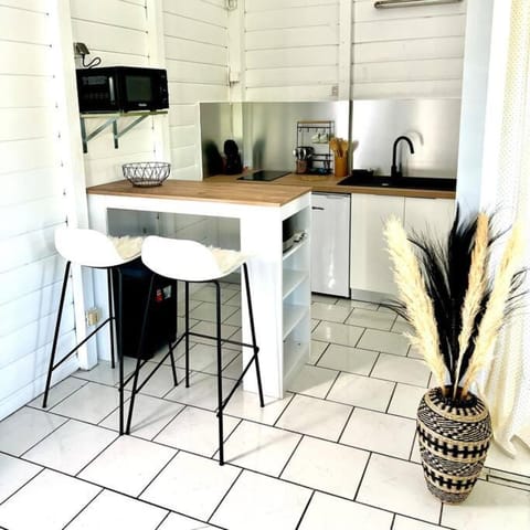 Kitchen or kitchenette, Dining area, minibar, stove