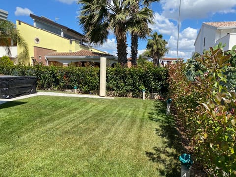 Shower, Property building, Day, Natural landscape, Garden, Garden, Garden view