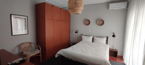 Bed, Photo of the whole room, Decorative detail, Bedroom, wardrobe, air conditioner