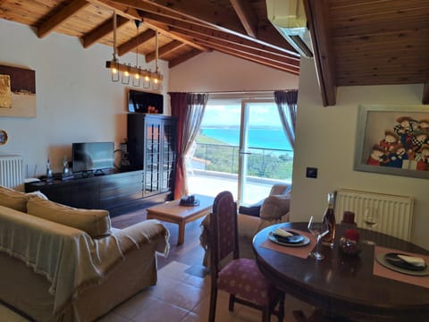 TV and multimedia, Living room, Seating area, Dining area