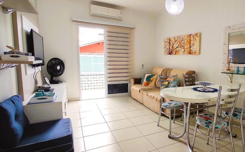 Communal lounge/ TV room, TV and multimedia, Living room, Seating area, Dining area, air conditioner