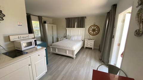 Steps to the beach -Renovated studio Unit #1 Apartment in Lauderdale-by-the-Sea