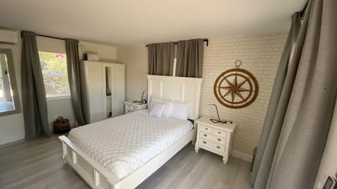 Steps to the beach -Renovated studio Unit #1 Apartment in Lauderdale-by-the-Sea