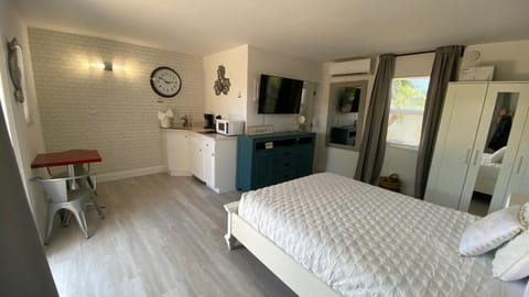 Steps to the beach -Renovated studio Unit #1 Apartment in Lauderdale-by-the-Sea