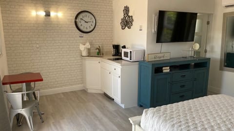 Steps to the beach -Renovated studio Unit #1 Apartment in Lauderdale-by-the-Sea