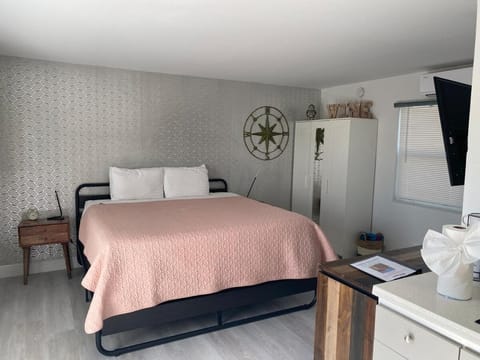 2 min walk to the Beach- Renovated King Studio #2 Apartment in Lauderdale-by-the-Sea