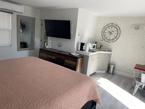 2 min walk to the Beach- Renovated King Studio #2 Apartment in Lauderdale-by-the-Sea