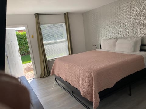 2 min walk to the Beach- Renovated King Studio #2 Apartment in Lauderdale-by-the-Sea